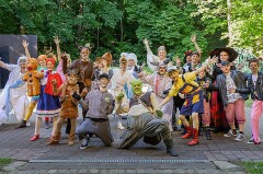 Das Ensemble von „Shrek – Das Musical“ posiert in Märchen- und Tierkostümen vor einer grünen Waldkulisse.