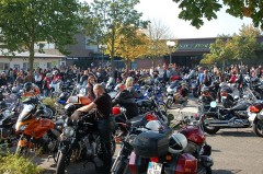 Zahlreiche Motorräder und Besucher beim Stemweder Bikertreffen vor dem Life House in Stemwede-Wehdem.
