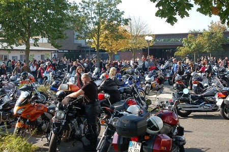 Zahlreiche Motorräder und Besucher beim Stemweder Bikertreffen vor dem Life House in Stemwede-Wehdem.