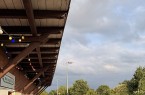 Gäste auf der Terrasse des Weberei-Bahnhofs bei einem sommerlichen Abend mit Getränken und Musik