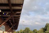 Gäste auf der Terrasse des Weberei-Bahnhofs bei einem sommerlichen Abend mit Getränken und Musik