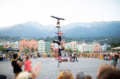 Vier Artistinnen und Artisten der Funky Monkeys zeigen eine vertikale Akrobatiknummer vor Publikum und Bergkulisse.
