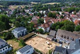 Luftaufnahme der Grabungsfläche an der Ravensberger Straße in Werther mit umliegenden Wohnhäusern.