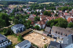 Luftaufnahme der Grabungsfläche an der Ravensberger Straße in Werther mit umliegenden Wohnhäusern.