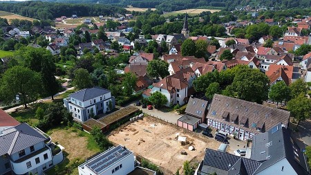 Luftaufnahme der Grabungsfläche an der Ravensberger Straße in Werther mit umliegenden Wohnhäusern.
