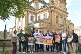 Die Oktobermarkt-Gemeinschaft rund um das Stadtmarketing Büren, die mitwirkenden Vereine, Institutionen und Sponsoren – ARGUS Additive Plastics GmbH, TG Umwelttechnik GmbH, Volksbank Büren-Salzkotten, Zweigniederlassung der VerbundVolksbank OWL eG, Warsteiner Brauerei und Westenergie – präsentieren das diesjährige Programm für das Wochenende vom 25. bis zum 28. September. Neu in diesem Jahr ist u. a. das Weindorf im Bereich der Jesuitenkirche. Foto: Stadt Büren