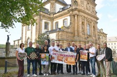 Die Oktobermarkt-Gemeinschaft rund um das Stadtmarketing Büren, die mitwirkenden Vereine, Institutionen und Sponsoren – ARGUS Additive Plastics GmbH, TG Umwelttechnik GmbH, Volksbank Büren-Salzkotten, Zweigniederlassung der VerbundVolksbank OWL eG, Warsteiner Brauerei und Westenergie – präsentieren das diesjährige Programm für das Wochenende vom 25. bis zum 28. September. Neu in diesem Jahr ist u. a. das Weindorf im Bereich der Jesuitenkirche. Foto: Stadt Büren