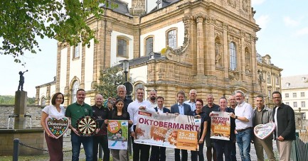 Die Oktobermarkt-Gemeinschaft rund um das Stadtmarketing Büren, die mitwirkenden Vereine, Institutionen und Sponsoren – ARGUS Additive Plastics GmbH, TG Umwelttechnik GmbH, Volksbank Büren-Salzkotten, Zweigniederlassung der VerbundVolksbank OWL eG, Warsteiner Brauerei und Westenergie – präsentieren das diesjährige Programm für das Wochenende vom 25. bis zum 28. September. Neu in diesem Jahr ist u. a. das Weindorf im Bereich der Jesuitenkirche. Foto: Stadt Büren