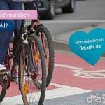 Radfahrende auf einem roten Radweg mit dem Schriftzug „Wie fahrradfreundlich ist Bielefeld?“ zum ADFC-Fahrradklima-Test 2026.