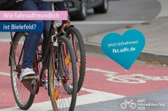 Radfahrende auf einem roten Radweg mit dem Schriftzug „Wie fahrradfreundlich ist Bielefeld?“ zum ADFC-Fahrradklima-Test 2026.