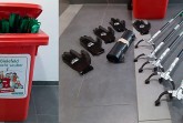 Roter CleanCaddy der Stadt Bielefeld sowie Greifzangen und Handschuhe für Müllsammelaktionen.