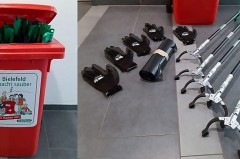 Roter CleanCaddy der Stadt Bielefeld sowie Greifzangen und Handschuhe für Müllsammelaktionen.