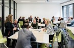 Teilnehmende beim InnovationFestival Bielefeld im Austausch an Gruppentischen auf dem Campus.
