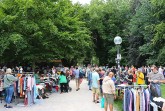 esucherinnen und Besucher beim Flohmarkt im Weberei-Park zwischen Kleiderständern und Trödeltisc