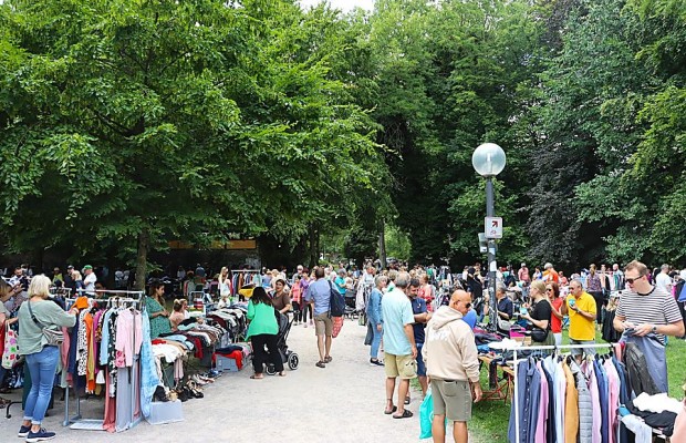 esucherinnen und Besucher beim Flohmarkt im Weberei-Park zwischen Kleiderständern und Trödeltisc