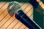 Veranstaltungsplakat zum Life House Poetry Slam mit großem Mikrofon und Angaben zu Termin, Ort und Eintritt.