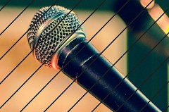 Veranstaltungsplakat zum Life House Poetry Slam mit großem Mikrofon und Angaben zu Termin, Ort und Eintritt.