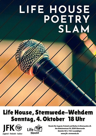 Veranstaltungsplakat zum Life House Poetry Slam mit großem Mikrofon und Angaben zu Termin, Ort und Eintritt.