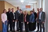 Die Wettbewerbs-Jury 2026 (v. l.): Dr. Marita Reinkemeier (proWi GT), Tim Zimmermann (Handwerkskammer OWL), Karsten Stüber (Diakonie Gütersloh), Arne Potthoff (IHK OWL), Alena Miorini (Unternehmerverband Kreis Gütersloh), Nikola Weber (pro Wirtschaft GT), Christiane Brandherm (Kreishandwerkerschaft Gütersloh-Bielefeld), Clea Stille (DGB), Dr. Thomas Süße (HSBI), Marc Traphöner (Agentur für Arbeit). Foto: proWi GT