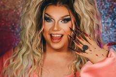 Porträt einer Drag-Performerin in pinkem Outfit mit blondem Haar; im Bild stehen die Schriftzüge „Pam Pengco – Live Comedy Show“ und „Ich entschuldige mich im Voraus!“