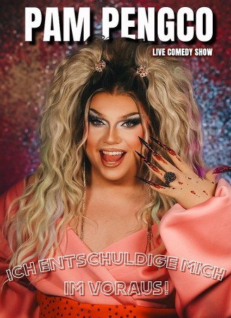 Porträt einer Drag-Performerin in pinkem Outfit mit blondem Haar; im Bild stehen die Schriftzüge „Pam Pengco – Live Comedy Show“ und „Ich entschuldige mich im Voraus!“