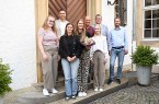Auszubildende und Mitarbeitende der Stadt Büren gemeinsam mit Bürgermeister Burkhard Schwuchow vor dem Rathaus