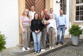 Auszubildende und Mitarbeitende der Stadt Büren gemeinsam mit Bürgermeister Burkhard Schwuchow vor dem Rathaus