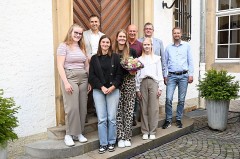 Auszubildende und Mitarbeitende der Stadt Büren gemeinsam mit Bürgermeister Burkhard Schwuchow vor dem Rathaus