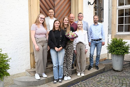 Auszubildende und Mitarbeitende der Stadt Büren gemeinsam mit Bürgermeister Burkhard Schwuchow vor dem Rathaus