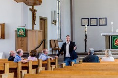 Stadtführer Louis Lersmacher lädt bei seiner Quiztour zum Rätseln und Schmunzeln ein. Foto: Daniela Toman.