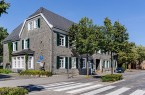 Villa Bartels an der Kirchstraße in Gütersloh mit grauer Schieferfassade, weißen Fenstern und grünen Fensterläden