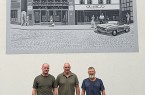 Martin Sommerfeld, Andre Wuttig und Elbrus Sultanov vor dem Wandbild mit einer Straßenszene aus Vlotho in den 1960er-J