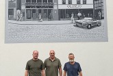 Martin Sommerfeld, Andre Wuttig und Elbrus Sultanov vor dem Wandbild mit einer Straßenszene aus Vlotho in den 1960er-J