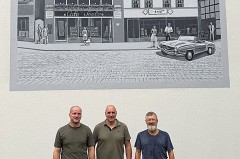 Martin Sommerfeld, Andre Wuttig und Elbrus Sultanov vor dem Wandbild mit einer Straßenszene aus Vlotho in den 1960er-J