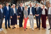 Für den Kreis Höxter gratulierten: (v.l.n.r.) Marc Schüle (Universität Paderborn), Carsten Koch (HEGLA), Annette Mühlenhoff (Kreis Paderborn), Bernd Schäfers-Maiwald (dSPACE), Eva Thöne (Vauth Sagel), Thorsten Heggen (VerbundVolksbank OWL), Robert Siemensmeyer (Stadt Paderborn), Sylvia Looks (CLAAS Stiftung) und Prof. Dr. René Fahr (Universität Paderborn). Foto (Universität Paderborn, Thorsten Hennig)