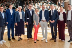 Für den Kreis Höxter gratulierten: (v.l.n.r.) Marc Schüle (Universität Paderborn), Carsten Koch (HEGLA), Annette Mühlenhoff (Kreis Paderborn), Bernd Schäfers-Maiwald (dSPACE), Eva Thöne (Vauth Sagel), Thorsten Heggen (VerbundVolksbank OWL), Robert Siemensmeyer (Stadt Paderborn), Sylvia Looks (CLAAS Stiftung) und Prof. Dr. René Fahr (Universität Paderborn). Foto (Universität Paderborn, Thorsten Hennig)