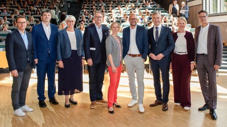 Für den Kreis Höxter gratulierten: (v.l.n.r.) Marc Schüle (Universität Paderborn), Carsten Koch (HEGLA), Annette Mühlenhoff (Kreis Paderborn), Bernd Schäfers-Maiwald (dSPACE), Eva Thöne (Vauth Sagel), Thorsten Heggen (VerbundVolksbank OWL), Robert Siemensmeyer (Stadt Paderborn), Sylvia Looks (CLAAS Stiftung) und Prof. Dr. René Fahr (Universität Paderborn). Foto (Universität Paderborn, Thorsten Hennig)
