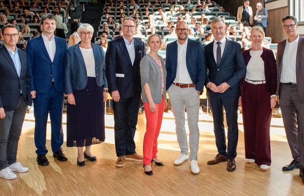 Für den Kreis Höxter gratulierten: (v.l.n.r.) Marc Schüle (Universität Paderborn), Carsten Koch (HEGLA), Annette Mühlenhoff (Kreis Paderborn), Bernd Schäfers-Maiwald (dSPACE), Eva Thöne (Vauth Sagel), Thorsten Heggen (VerbundVolksbank OWL), Robert Siemensmeyer (Stadt Paderborn), Sylvia Looks (CLAAS Stiftung) und Prof. Dr. René Fahr (Universität Paderborn). Foto (Universität Paderborn, Thorsten Hennig)